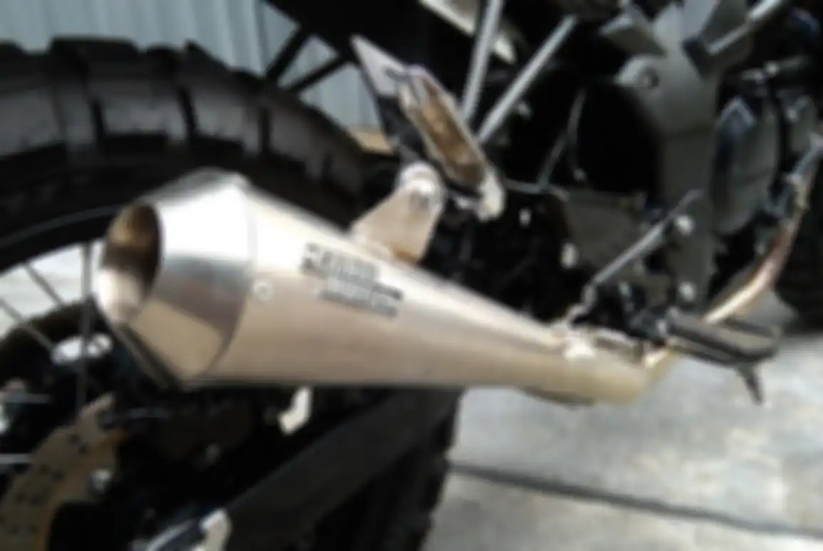 Knalpot stainless steel dengan silencer pendek suaranya nge-blarr banget sob!
