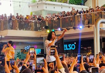 Bawakan Lagu 'Cantik' dalam Roadshow Film Mencuri Raden Saleh, Interaksi Iqbaal Ramadhan dari Panggung Bikin Penggemar Jejeritan