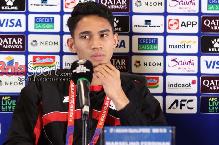 Pemain Timnas Indonesia, Marselino Ferdinan, sedang memberikan keterangan kepada awak media di Media Center Stadion Gelora Bung Karno, Senayan, Jakarta, Senin (24/3/2025).