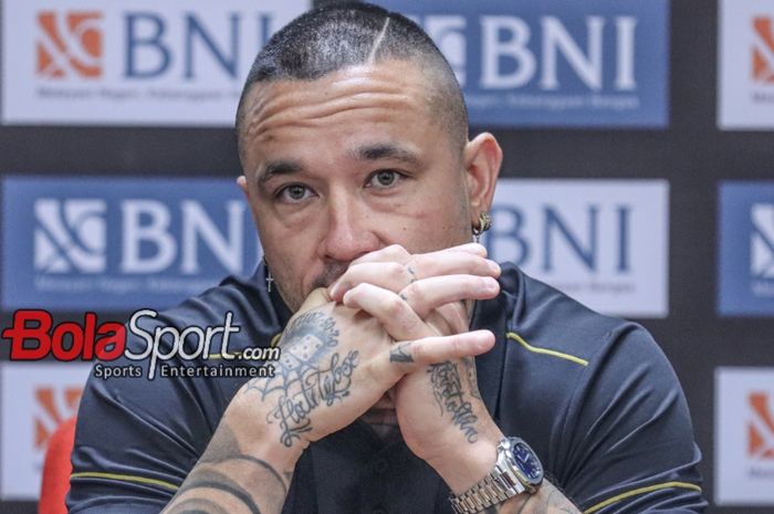 Pemain baru Bhayangkara FC, Radja Nainggolan, saat hadir dalam sesi jumpa pers di Media Center Stadion Utama Gelora Bung Karno, Senayan, Jakarta, Senin (4/12/2023) malam.