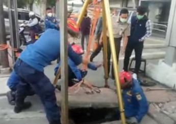 Heboh Kartu ATM Seorang Warga Nyemplung ke Saluran Air yang Tertutup Beton, sang Pemilik ATM Langsung Pilih Hubungi Pemadam Kebakaran, Begini Kisahnya