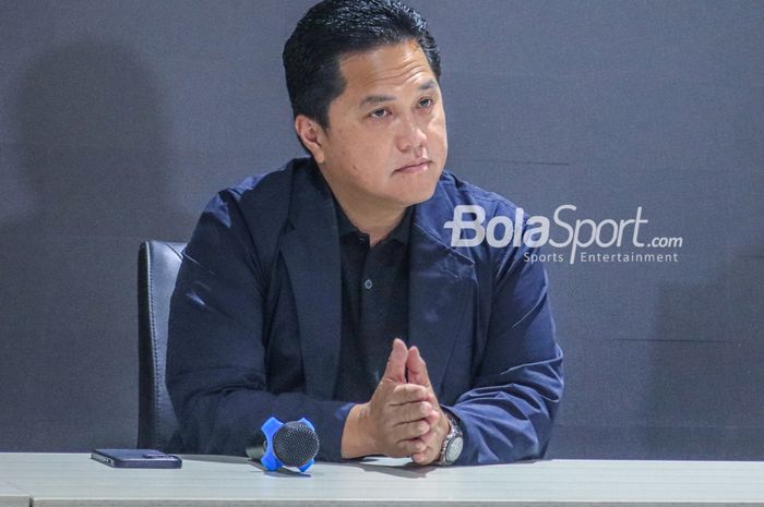 Ketua Umum PSSI, Erick Thohir, sedang memberikan keterangan kepada awak media di GBK Arena, Senayan, Jakarta, Rabu (19/4/2023) siang.