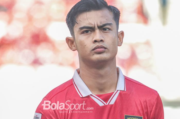 Bek sayap kiri timnas Indonesia, Pratama Arhan, saat sedang berbaris jelang bertanding dalam laga leg pertama semifinal Piala AFF 2022 di Stadion Gelora Bung Karno, Senayan, Jakarta, 6 Januari 2023.