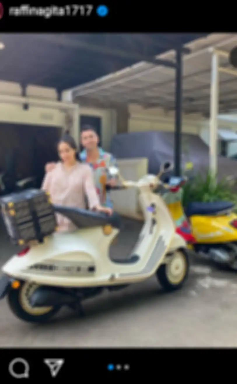 Raffi Ahmad turuti ngidam Nagita Slavina dengan membeli Vespa berukir Chrostian Dior.
