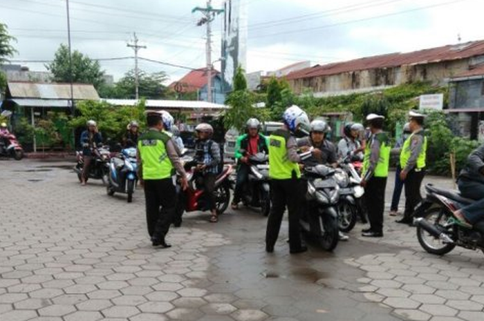 Petugas gabungan dari lintas polsek, melakukan giat operasi zebra Progo di jalan Dr Soetomo