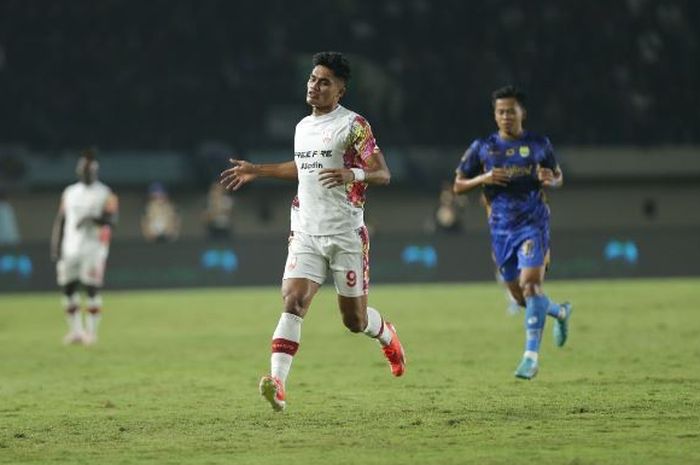 Aksi Ramadhan Sananta yang jadi bintang kemenangan Persis Solo atas Persib Bandung di laga terakhir grup A Piala Presiden 2024, di Stadion Si Jalak Harupat, Kamis (25/7/2024).