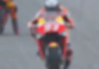 Trek Berdebu, Marc Marquez 'Diintimidasi' Valentino Rossi Pada Free Practice 1 MotoGP Amerika