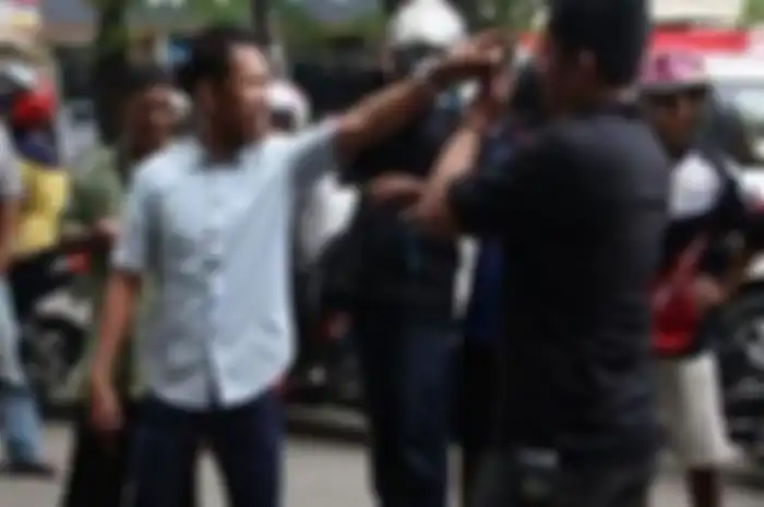 Ilustrasi debt collector tarik paksa kendaraan, bacain aturan ini maka bisa bikin ciut