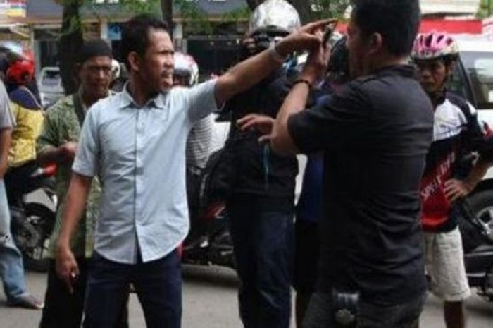 Ilustrasi debt collector tarik paksa kendaraan, bacain aturan ini maka bisa bikin ciut