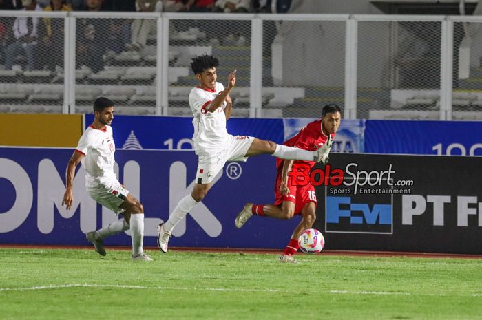 Dony Tri Pamungkas (kanan) sedang mengirimkan umpan ke rekannya dalam laga Kualifikasi Piala Asia U-20 2025 antara timnas U-20 Indonesia versus timnas U-20 Yaman di Stadion Madya, Senayan, Jakarta, Minggu (29/9/2024) malam.