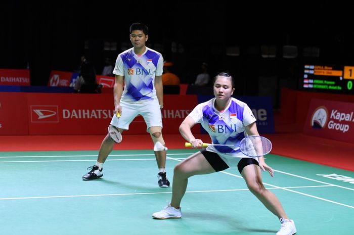 Pasangan ganda campuran Praveen Jordan/Melati Daeva Oktavianti saat bertanding melawan wakil India, Dhruv Kapila/Reddy N Sikki, pada babak kesatu Indonesia Masters 2021 di Bali International Convention Centre &amp; Westin Resort, Nusa Dua, Bali, Rabu (17/11/2021).