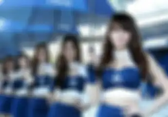 Bukan Foto Bareng Umbrella Girl, Lelaki Ini Malah Tertarik Payung dan Aksinya Bikin Ngakak