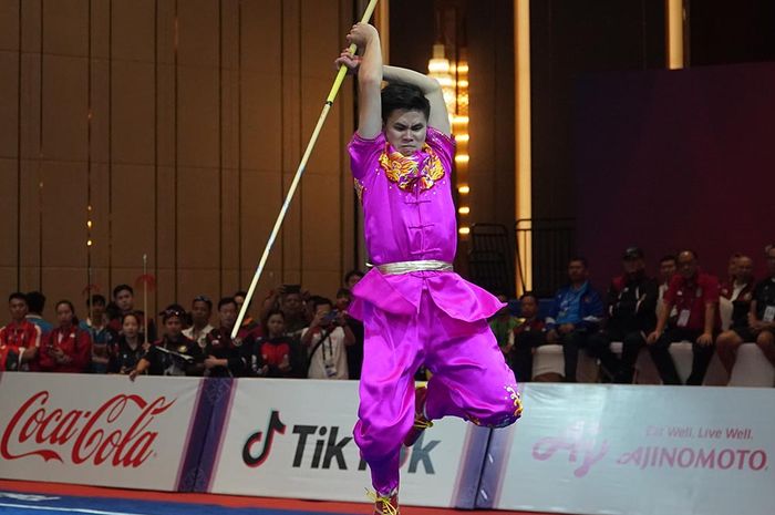 Aksi atlet Wushu putra Indonesia, Edgar Xavier Marvelo di nomor Men&rsquo;s Daoshu+Gunshu pada gelaran SEA Games 2023 di Chory Changvar International Convention and Exhibition Center, Phnom Penh, Rabu (10/5).                                   