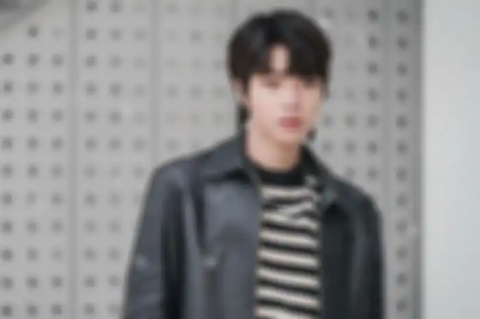 Gaya outfit Hwang In Yeop yang bisa cewek tiru
