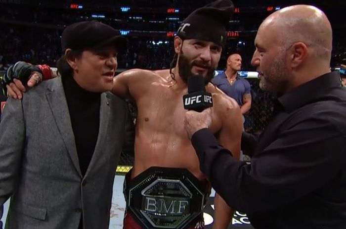 Jorge Masvidal bersama Sabuk BMF usai mengalahkan Nate Diaz pada UFC 244, Minggu (3/11/2019).