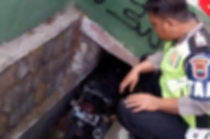 Mengantuk saat riding, Pengendara Honda Tiger terperosok ke selokan hingga tewas