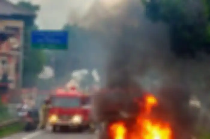 Diduga korsleting kabel, sebuah motor Vespa matic di Magelang terbakar dilalap api.