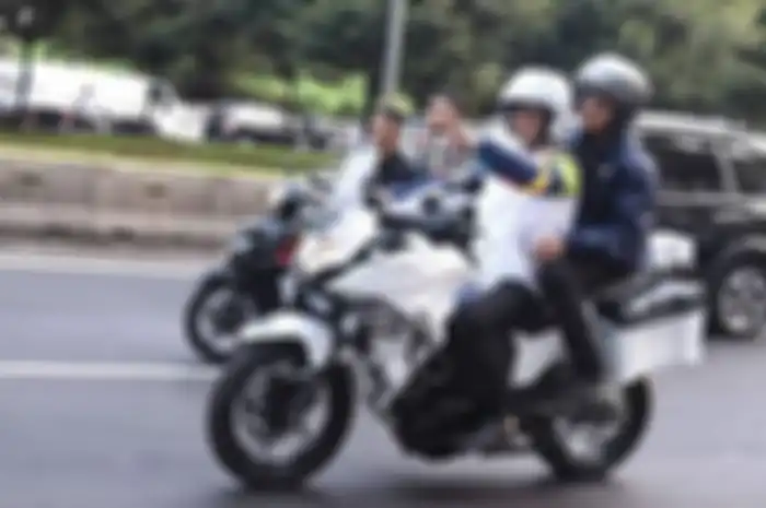 Anies Baswedan bersama naik motor dengan Muhammad Ikhsan Asaad (General Manager PLN Disjaya) ke seju