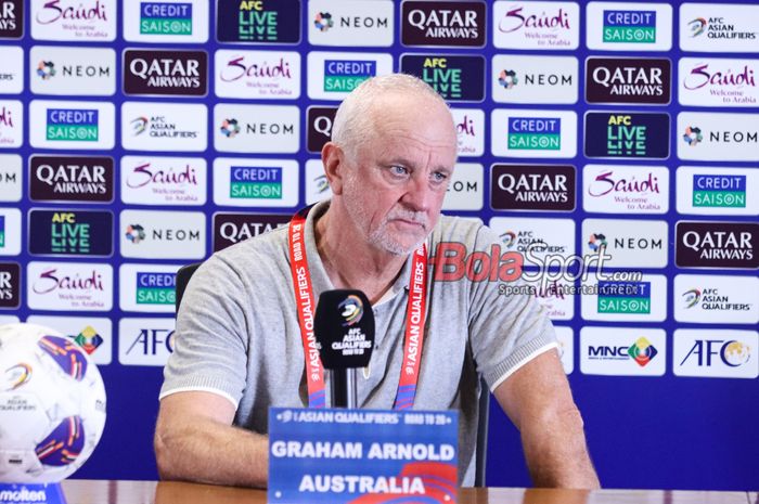 Pelatih timnas Australia, Graham Arnold, saat menghadiri sesi jumpa pers di Media Center Stadion Utama Gelora Bung Karno, Senayan, Jakarta, Selasa (10/9/2024).