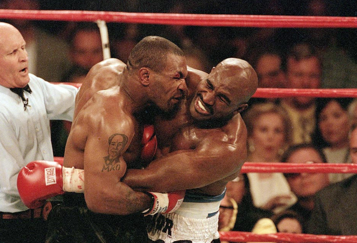 Pertarungan Mike Tyson vs Evander Holyfield yang legendaris