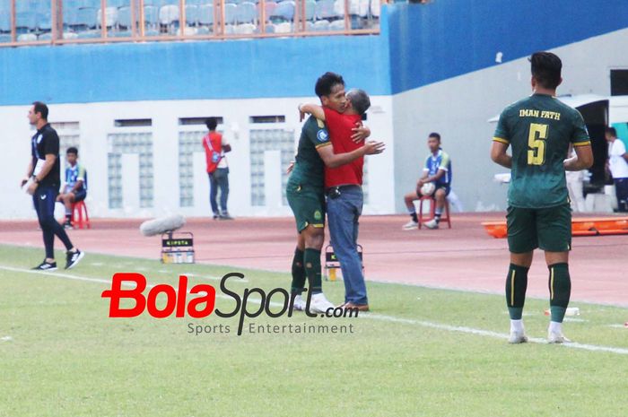 Pemain Persikabo 1973 Yandi Sofyan yang melakukan selebrasi dengan memeluk pelatih Aji Santoso seusai membobol gawang PSIS Semarang dalam laga pekan ke-16 Liga 1 2023/2024  antara Persikabo 1973 vs PSIS Semarang yang berlangsung di Stadion Wibawa Mukti, Bekasi, Jawa Barat, Jumat (20/10/2023).