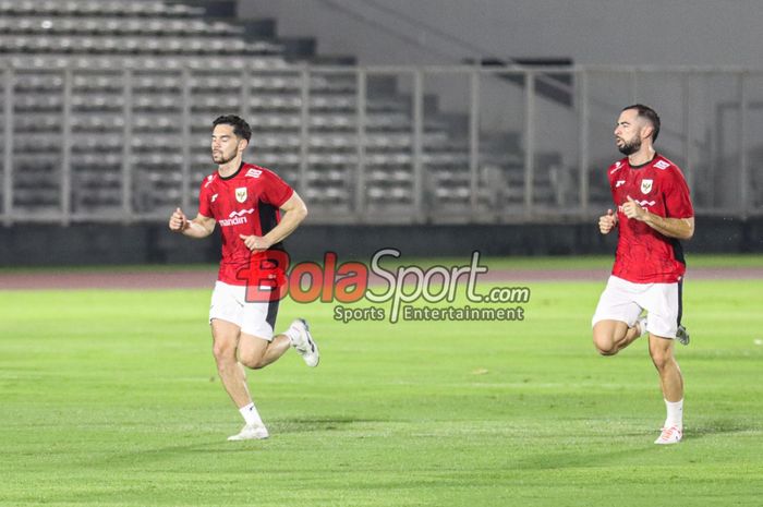 Sandy Walsh (kiri) dan Jordi Amat (kanan) sedang berlatih bersama Timnas Indonesia di Stadion Madya, Senayan, Jakarta, Minggu (23/3/2025).