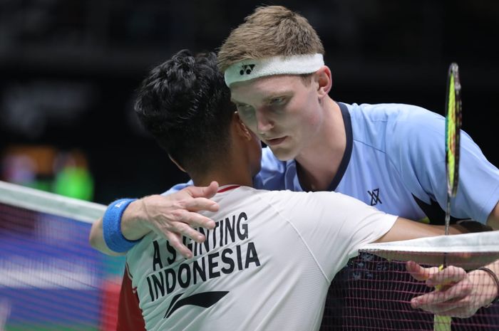 Aksi Anthony Sinisuka Ginting dan Viktor Axelsen seusai laga perempat final Malaysia Open 2022, Jumat (1/7/2022)