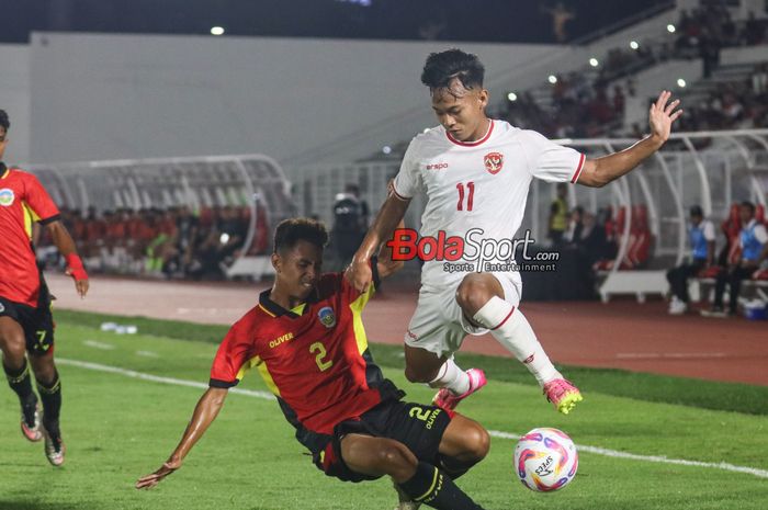 Muhammad Riski Afrisal (kanan) sedang menguasai bola dan ditekel oleh Joaozinho Cristiano Amaral (kiri) Jens Raven sedang merayakan golnya yang dicetak dalam laga Kualifikasi Piala Asia U-20 2025 antara timnas U-20 Indonesia versus timnas U-20 Timor Leste di Stadion Madya, Senayan, Jakarta, Jumat (2