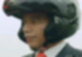 Cuma Hitam Polos Begitu, Ternyata Harga Helm yang Dipakai Jokowi Lumayan Wah!