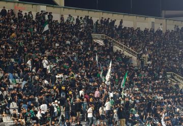 Suporter PSS Sleman memenuhi Stadion Maguwoharjo, Yogyakarta untuk memberikan dukungan penuh dalam laga final Championship 2025/2026 melawan Garudayaksa FC, Sabtu (9/5/2026).