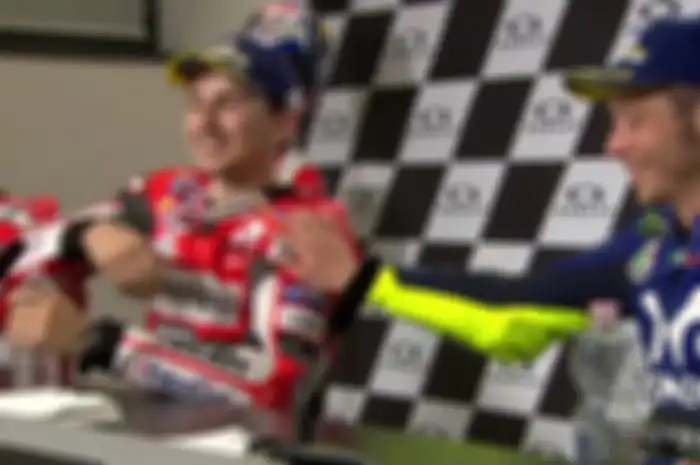 Valentino Rossi memberikan selamat dan jabat tangan kepada Jorge Lorenzo di MotoGP Italia 2018