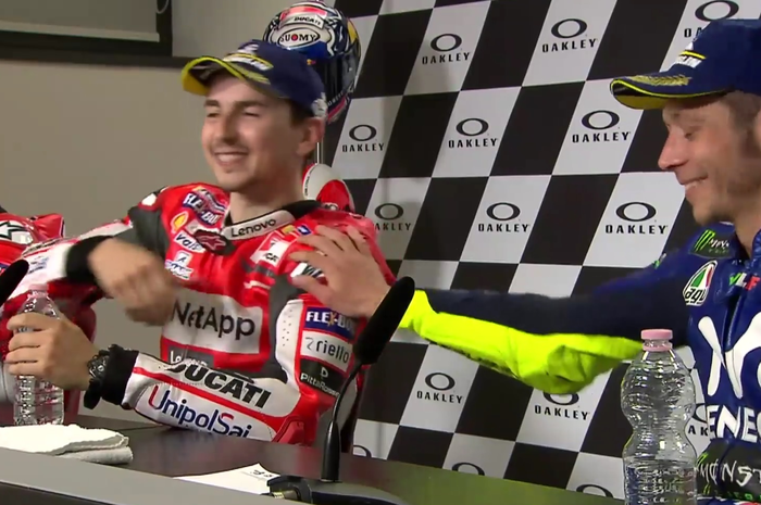 Valentino Rossi memberikan selamat dan jabat tangan kepada Jorge Lorenzo di MotoGP Italia 2018