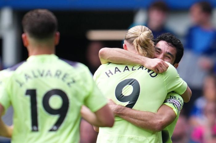 Erling Haaland dan Ilkay Guendogan merayakan gol yang dicetak ke gawang Everton dalam matchweek 36 Liga Inggris 2022-2023 di Stadion Goodison Park, Minggu (14/5/2023).