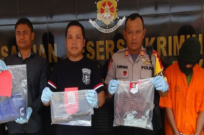Seorang siswa SMP bernama Eko (15) harus meregang nyawa setelah dirinya dilempar pisau jagung oleh ayahnya sendiri, Masriadi (45).