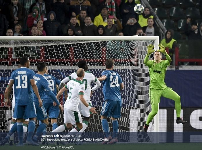 Aksi para pemain, Wojciech Szczesny saat menangka bola di laga Lokomotiv Moskva, Rabu (6/11/2019) atau Kamis dini hari WIB.