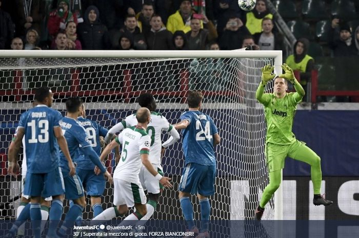 Aksi para pemain, Wojciech Szczesny saat menangka bola di laga Lokomotiv Moskva, Rabu (6/11/2019) atau Kamis dini hari WIB.