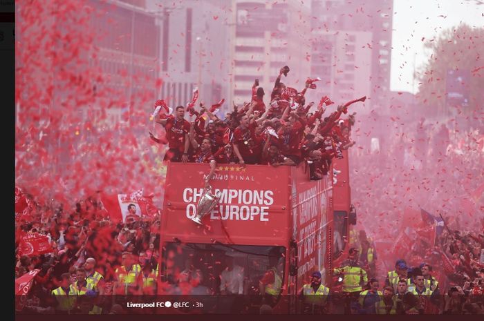 Parade kemenangan Liverpool yang menjuarai Liga Champions musim 2018-2019 di jalanan kota Liverpool, Minggu (2/6/2019).