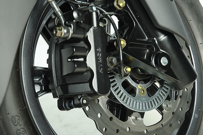 Ilustrasi rem cakram depan sepeda motor dengan fitur rem ABS