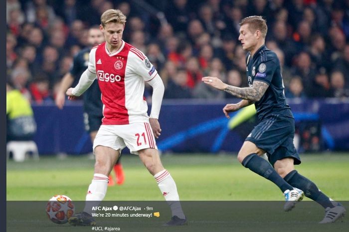 Frenkie de Jong saat berebut bola dengan Toni Kroos pada laga leg pertama babak 16 besar Liga Champions di Johan Cruyff Arena, Rabu (13/2/2019) atau Kamis dini hari WIB.