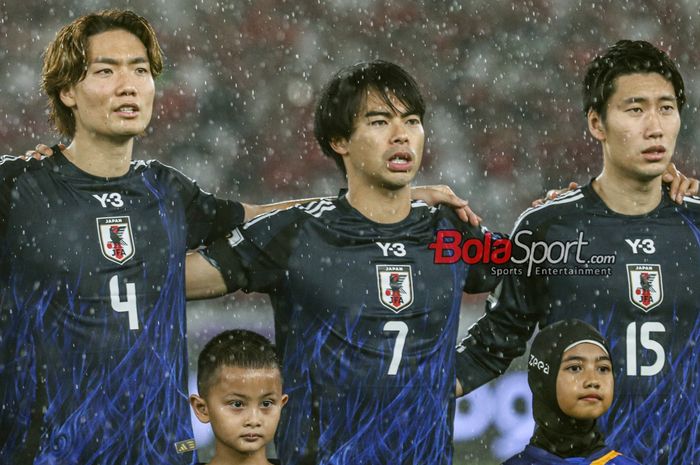 Sejumlah pemain timnas Jepang yakni Kou Itakura (kiri), Kaoru Mitoma (tengah), dan Daichi Kamada (kanan) saat hadir di Stadion Utama Gelora Bung Karno, Senayan, Jakarta, Jumat (15/11/2024).