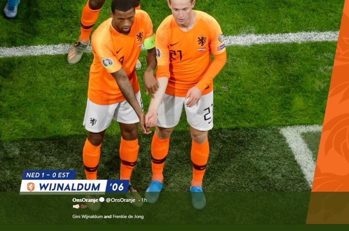 Georginio Wijnaldum dan Frenkie de Jong melakukan selebrasi saat Belanda menang atas Estonia di Johan Cruyff Stadium,  Selasa (19/11/2019).