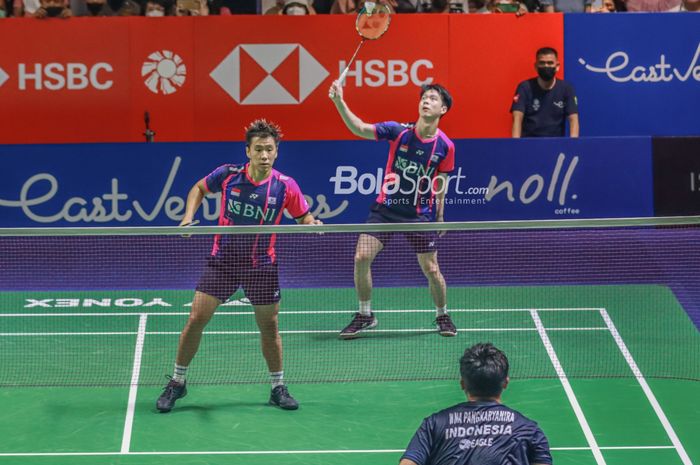 Pasangan ganda putra Indonesia, Marcus Fernaldi Gideon dan Kevin Sanjaya Sukamuljo, sedang beraksi di Istora Senayan, Jakarta, 14 Juni 2022.