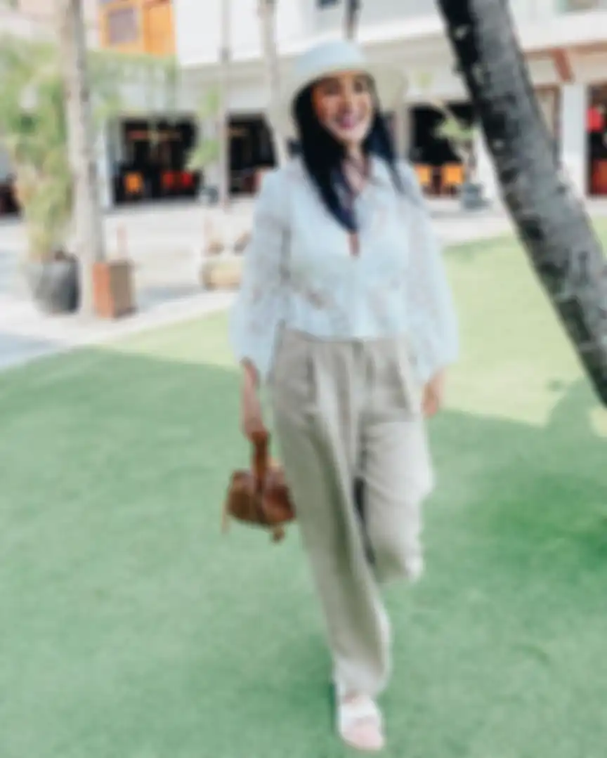 Nindy Ayunda Tampil Seksi Perlihatkan Belahan Dada