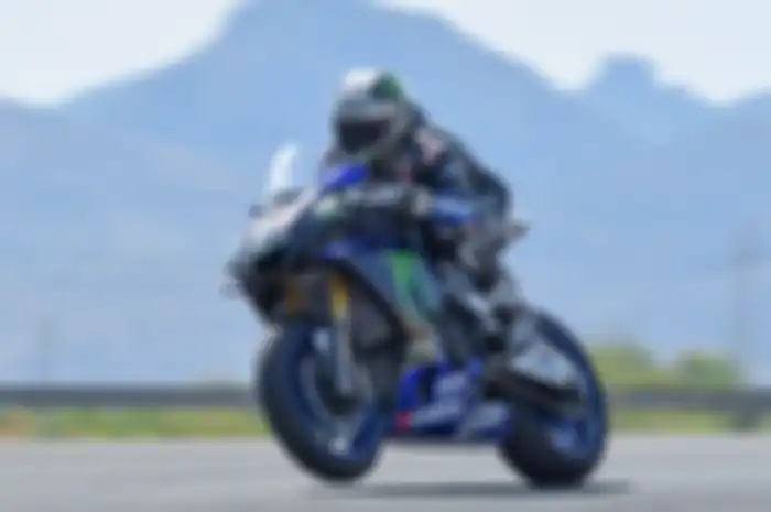 Maverick Vinales latihan naik motor Yamaha R1 di sirkuit Cartagena sambil jalankan misi khusus ngetes ban Michelin buat menghadapi MotoGP Jerez
