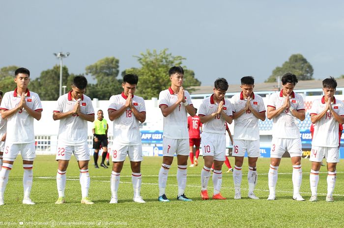 Para pemain Timnas U-23 Vietnam tengah berselebrasi usai menciptakan gol ke gawang Laos.