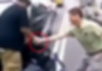 Nabrak Deh! Mengaku salah Lalu Niat Menolong, Eh Bapak Ini Enggak Sengaja Ngegas Pol Motornya