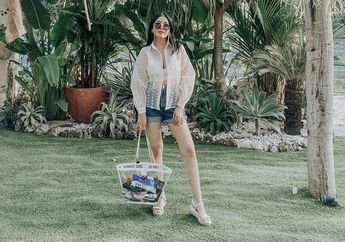 Bersantai di Pinggir Kolam Renang, Nindy Tampil Seksi Pakai Crop Top dan Hot Pants Pamer Paha Mulus