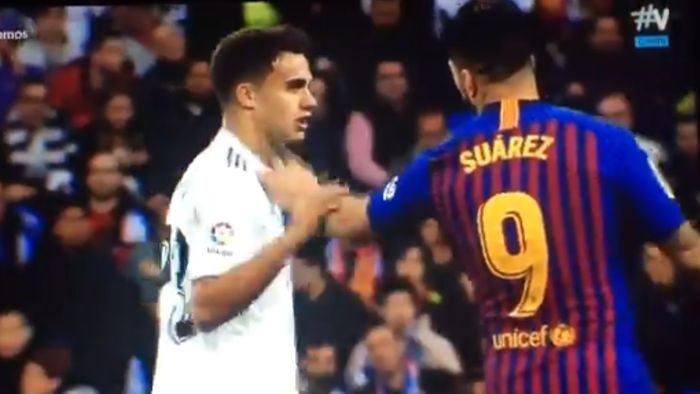 Bek Real Madrid, Sergio Reguilon, terlibat insiden dengan 2 pemain Barcelona, Luis Suarez dan Lionel Messi, pada partai pekan ke-26 Liga Spanyol bertajuk el clasico, 2 Maret 2019. 