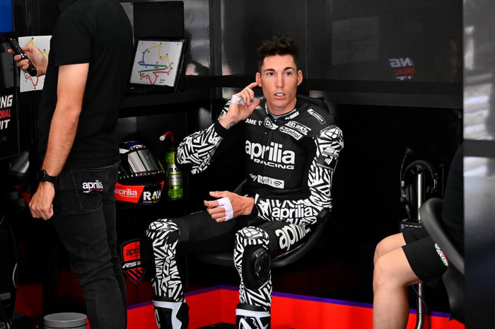 Setelah menjalani latihan sepeda, Aleix Espargaro makan nasi kotak dengan lauk tempe di Sirkuit Mandalika