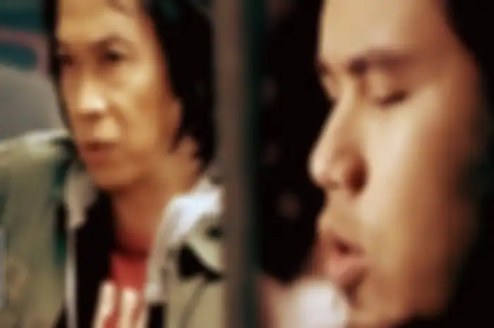 Karyanya sering dianggap plagiat sama beberapa pengamat musik, Ahmad Dhani bilang mereka orang awam
